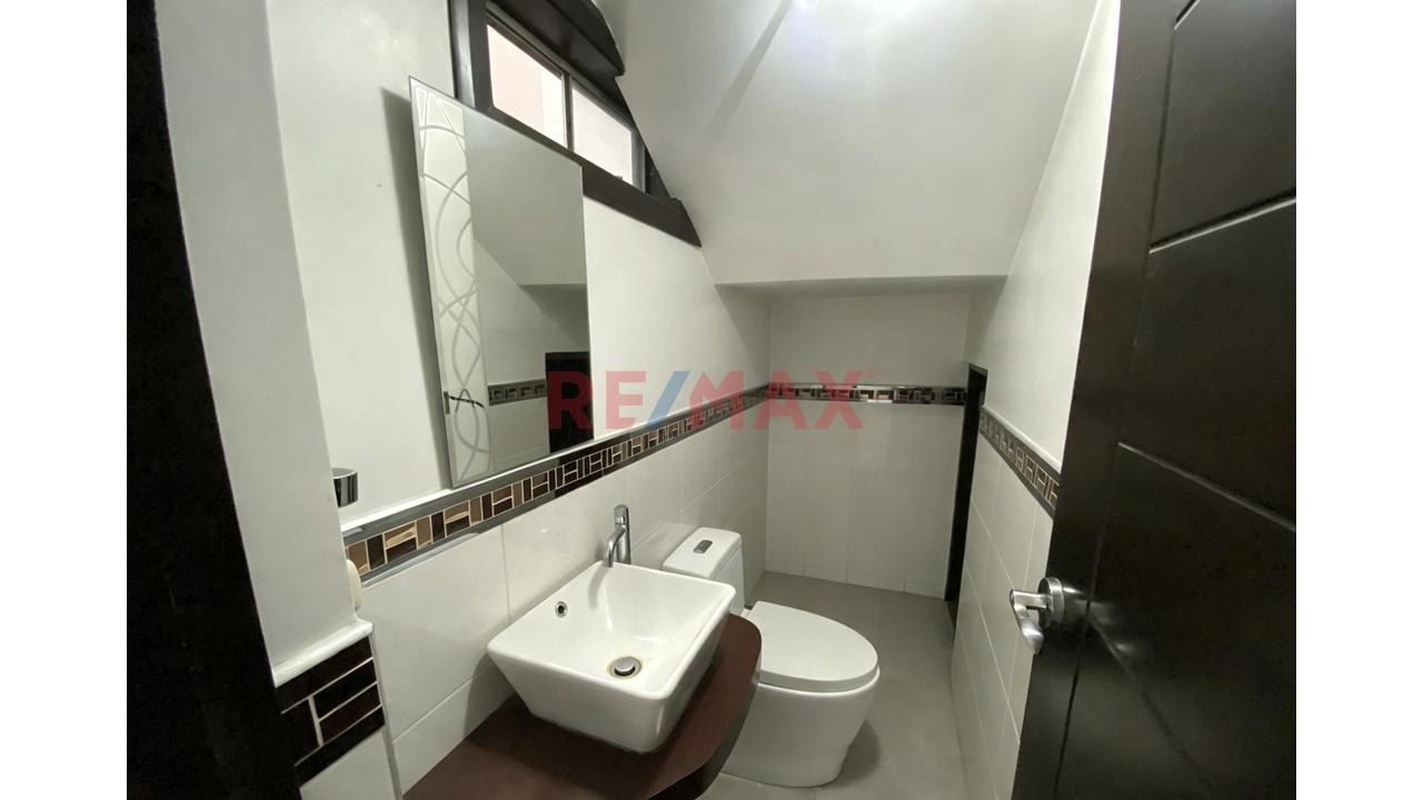 Casa De 3 Pisos + Azotea En Venta Urbanizacion José Quiñones Chiclayo — foto 13