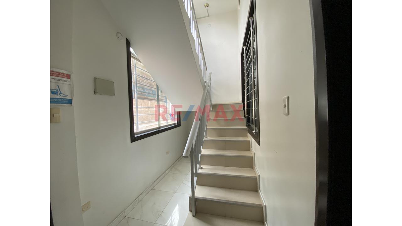 Casa De 3 Pisos + Azotea En Venta Urbanizacion José Quiñones Chiclayo — foto 4