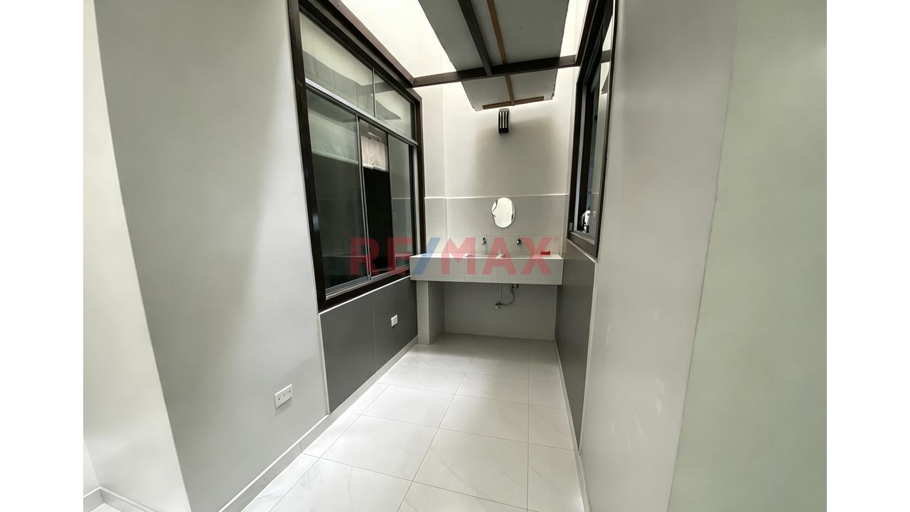 Casa De 3 Pisos + Azotea En Venta Urbanizacion José Quiñones Chiclayo — foto 8