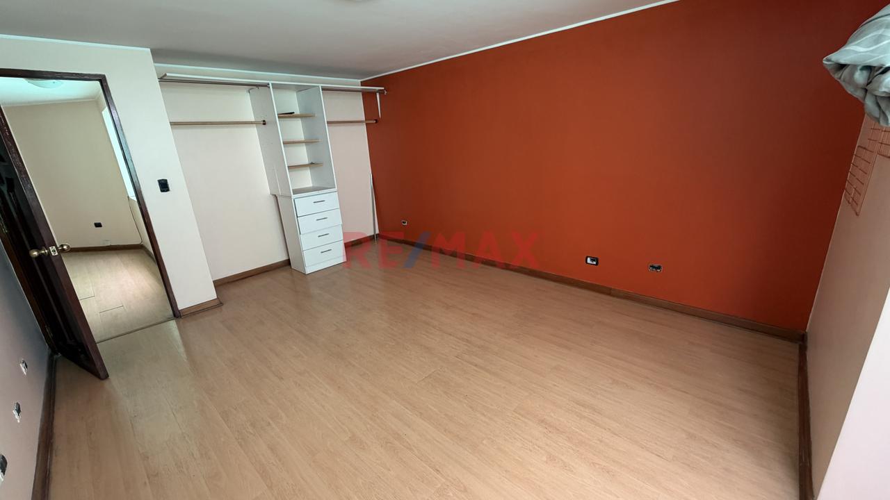 Casa En Venta En La Molina A 1 Cuadra De La Av. Javier Prado Con Flora Tristan — foto 9