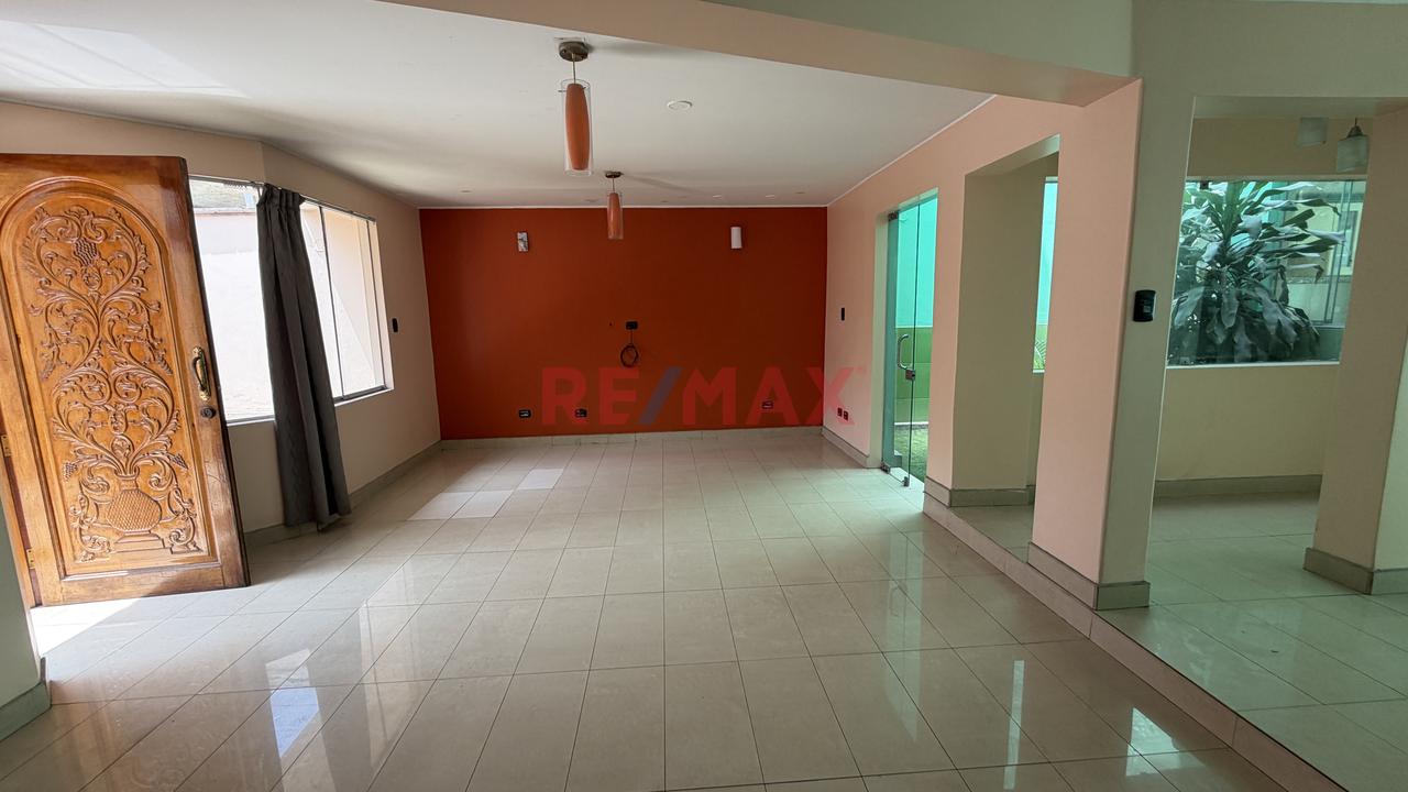 Casa En Venta En La Molina A 1 Cuadra De La Av. Javier Prado Con Flora Tristan — foto 2
