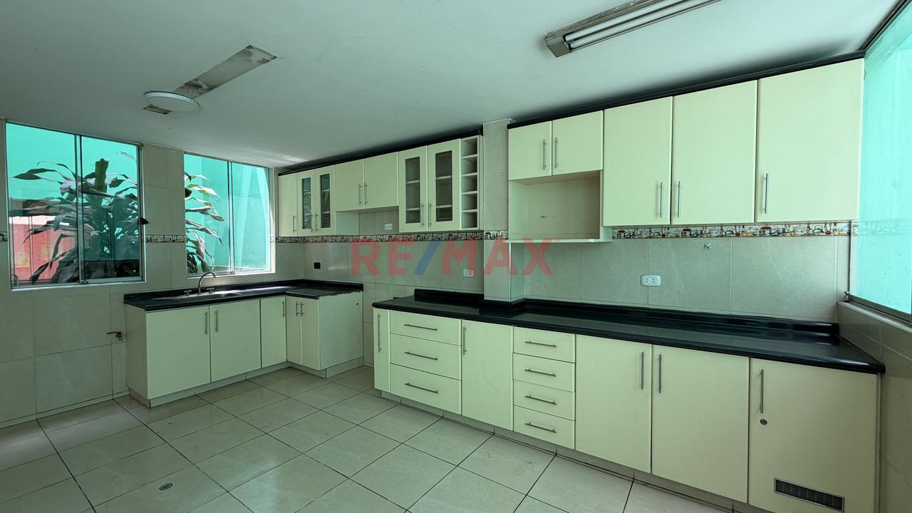 Casa En Venta En La Molina A 1 Cuadra De La Av. Javier Prado Con Flora Tristan — foto 7