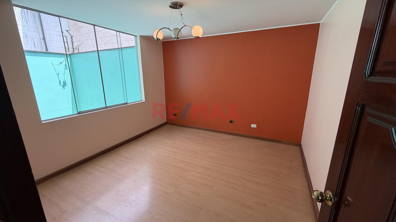 Casa En Venta En La Molina A 1 Cuadra De La Av. Javier Prado Con Flora Tristan — foto 11