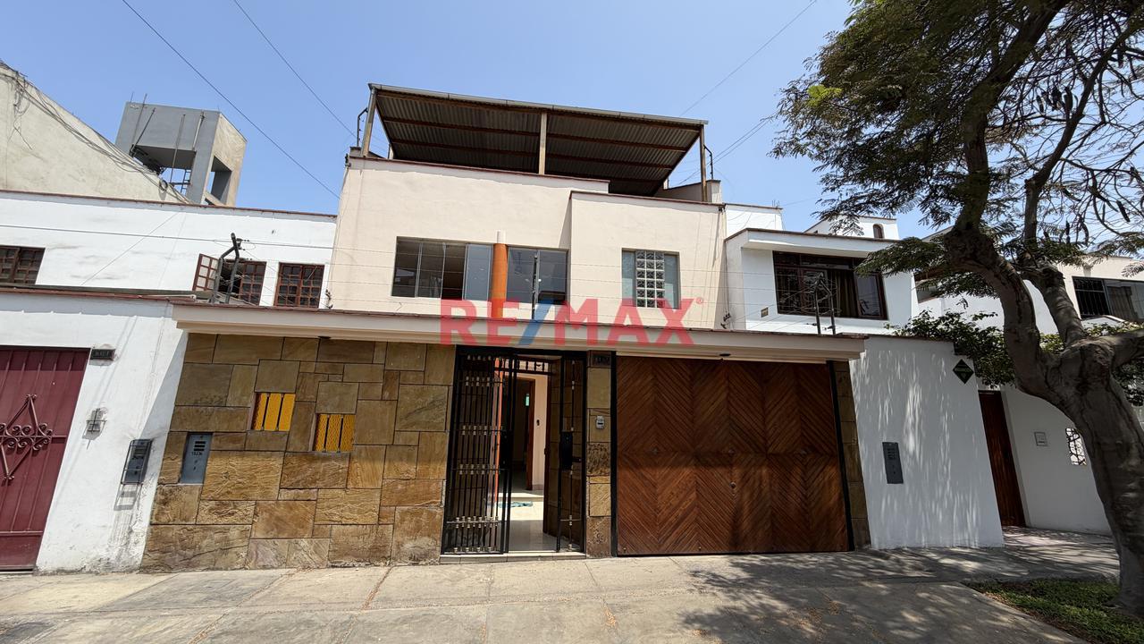 Casa En Venta En La Molina A 1 Cuadra De La Av. Javier Prado Con Flora Tristan