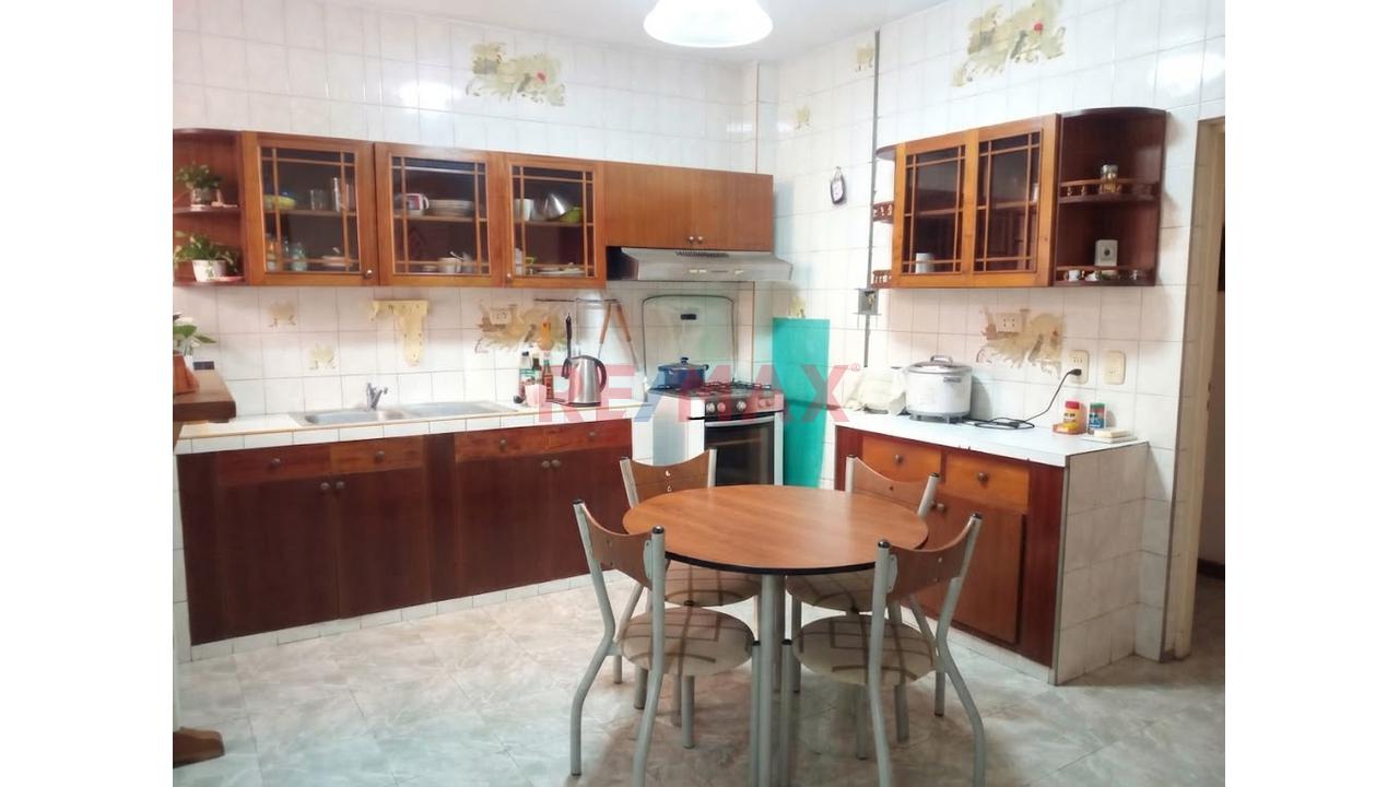 🌟 Gran Oportunidad: Espaciosa Casa De 3 Pisos + Azotea En San Miguel — foto 6
