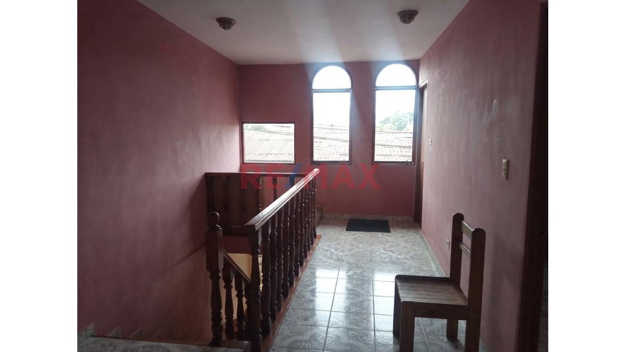 🌟 Gran Oportunidad: Espaciosa Casa De 3 Pisos + Azotea En San Miguel — foto 8