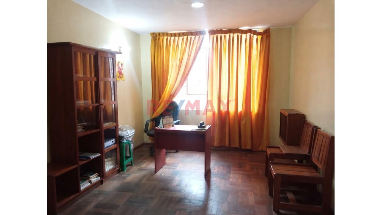 🌟 Gran Oportunidad: Espaciosa Casa De 3 Pisos + Azotea En San Miguel — foto 10