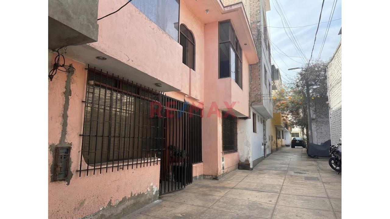 🌟 Gran Oportunidad: Espaciosa Casa De 3 Pisos + Azotea En San Miguel — foto 3