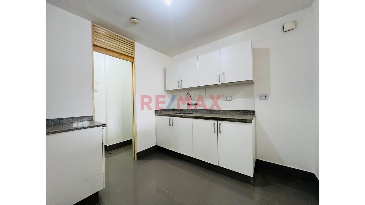 Vendo Departamento En San Miguel, Primer Piso Y Con Cochera. — foto 2