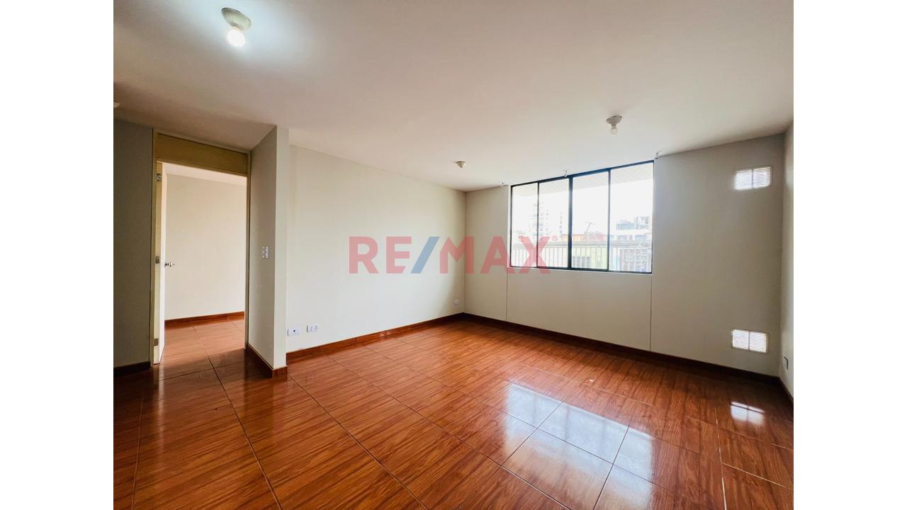 Vendo Departamento En San Miguel, Primer Piso Y Con Cochera.