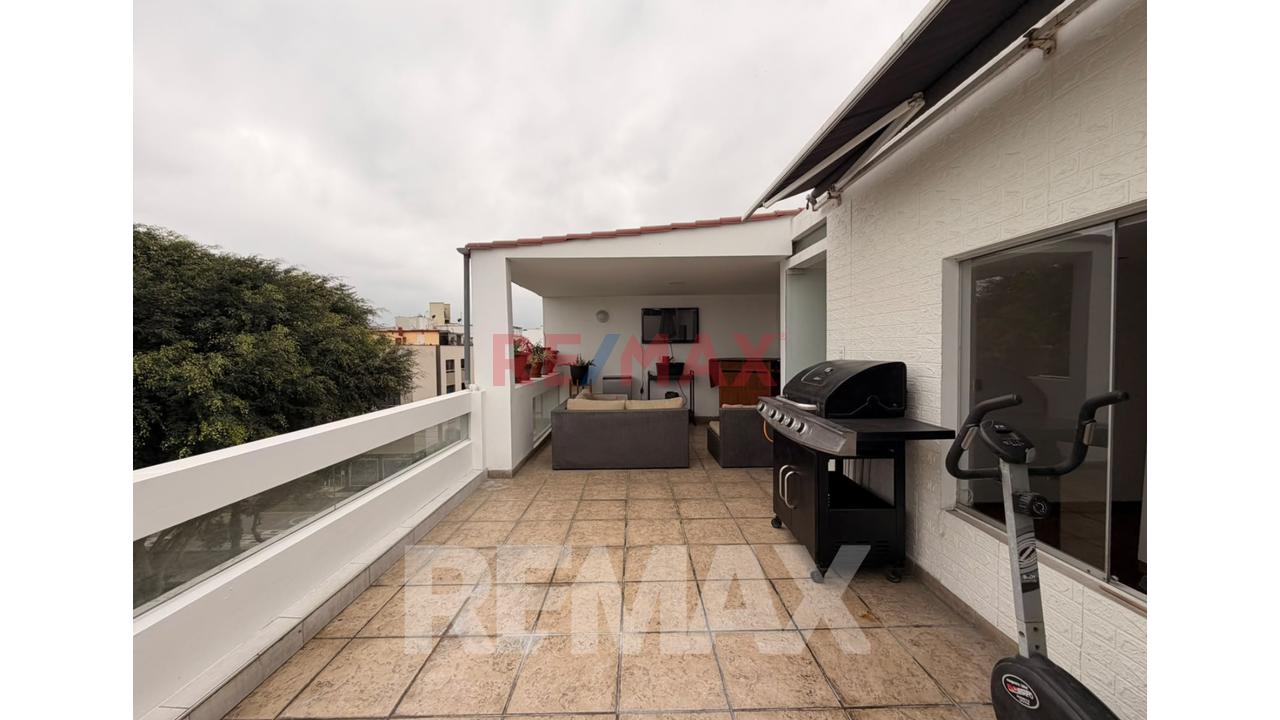 Venta Amplio Duplex Frente A Parque - Urb. Prolong. Benavides - 16