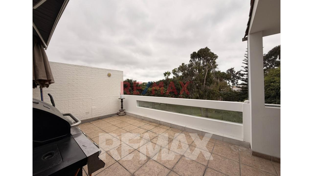 Venta Amplio Duplex Frente A Parque - Urb. Prolong. Benavides - 17