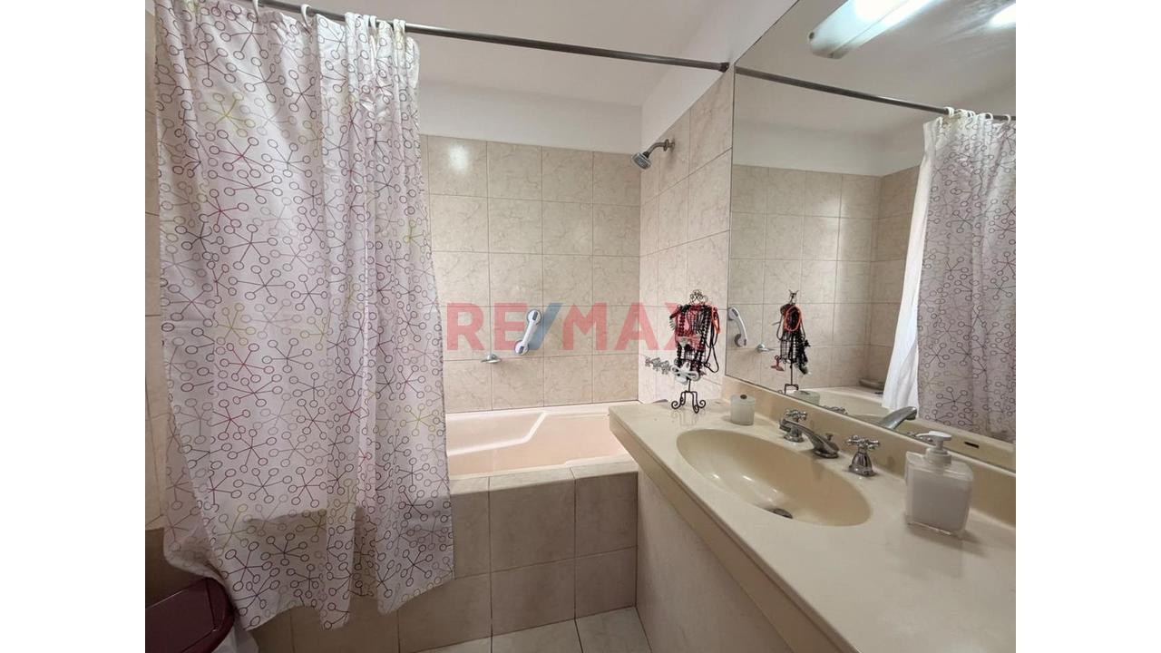 Venta Amplio Duplex Frente A Parque - Urb. Prolong. Benavides - 12