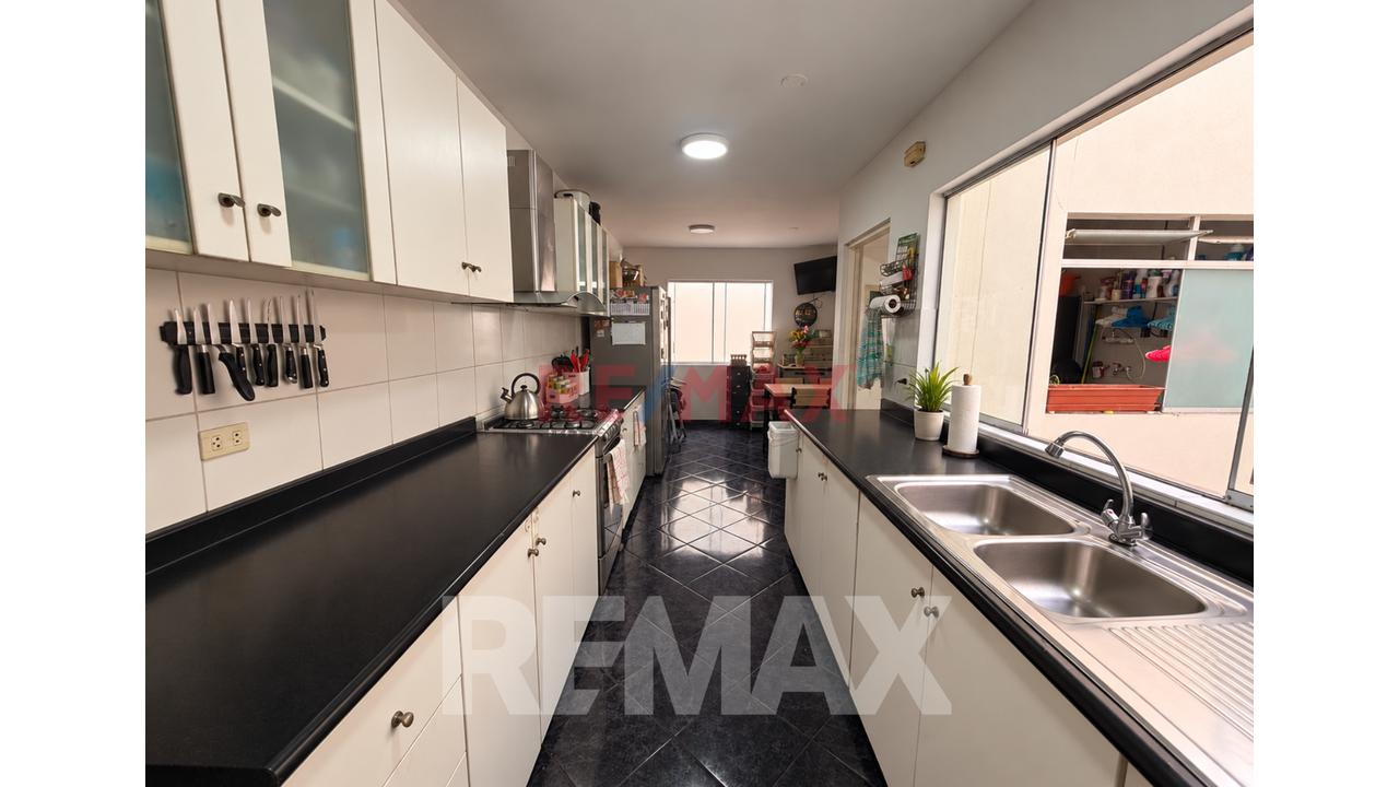 Venta Amplio Duplex Frente A Parque - Urb. Prolong. Benavides - 4