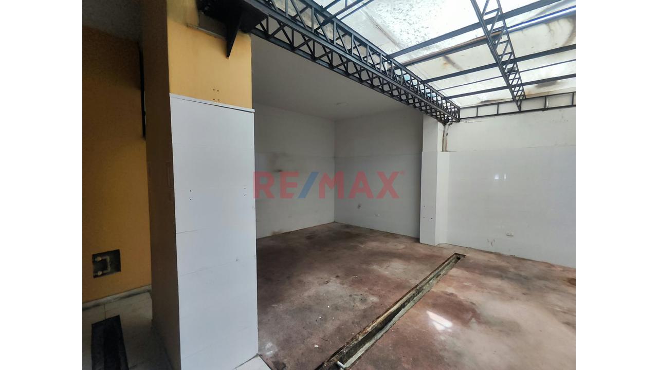 Alquilo Local Comercial 155 M² Con Licencia De Funcionamiento + Estacionamientos - 9