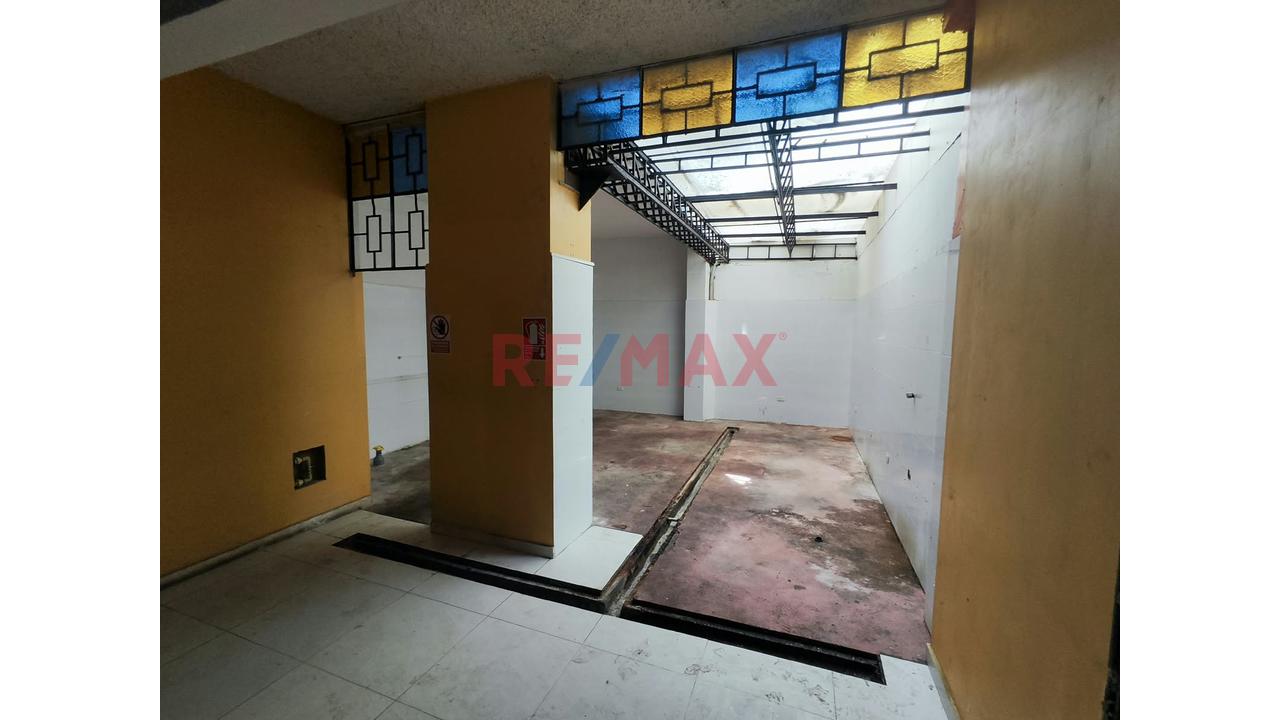 Alquilo Local Comercial 155 M² Con Licencia De Funcionamiento + Estacionamientos - 10