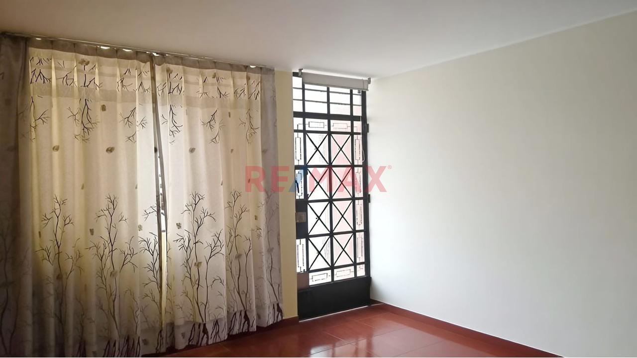 En Alquiler - Departamento En Dos Dormitorios En Urbanizaciön Pro - Los Olivos — foto 2