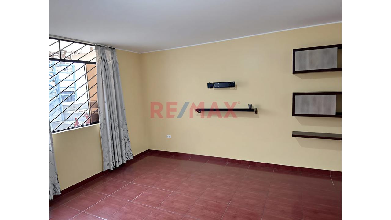 En Alquiler - Departamento En Dos Dormitorios En Urbanizaciön Pro - Los Olivos — foto 3