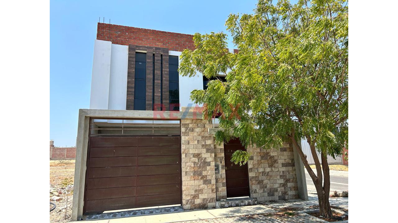 Venta De Casa En Esquina En Urb.Miraflores Boulevard Park Plaza — foto 2