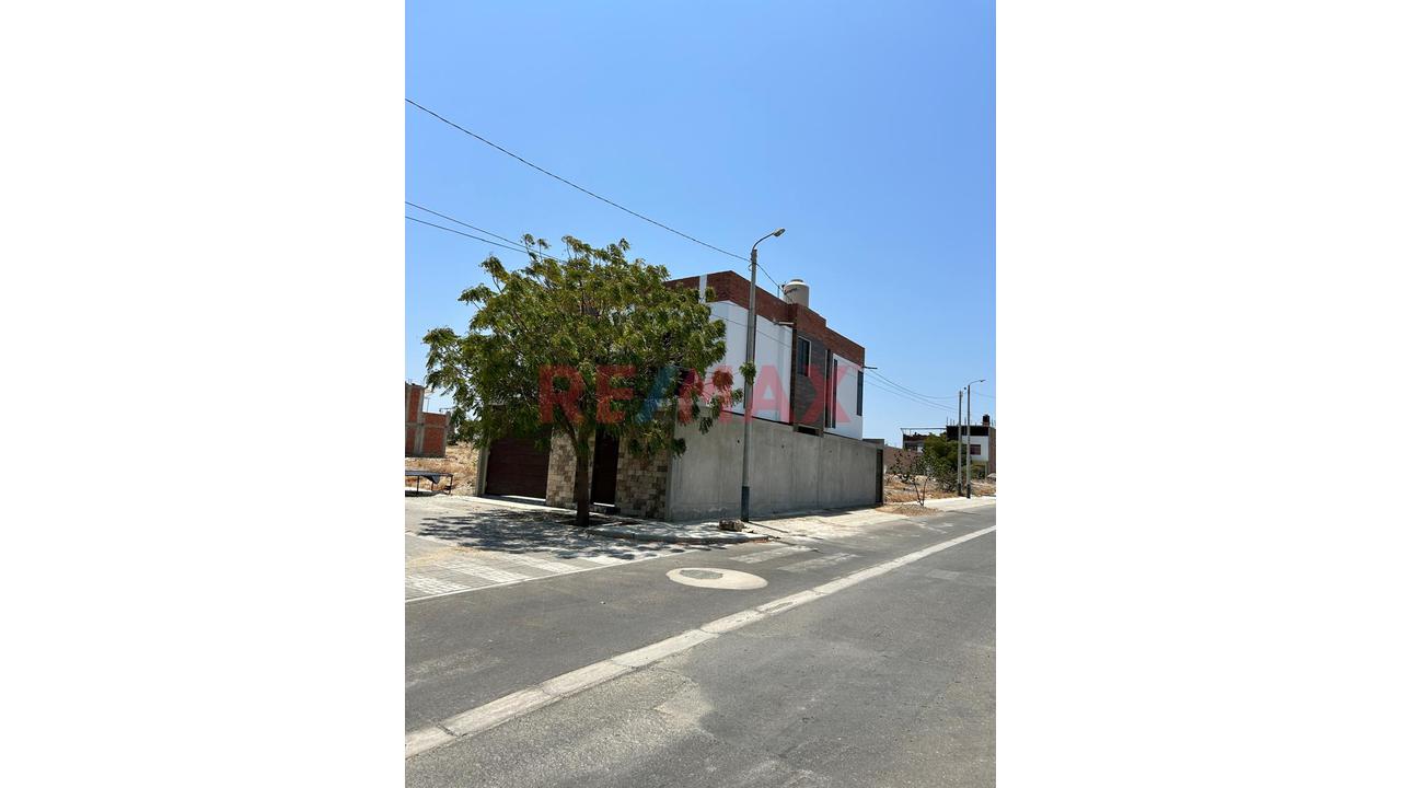 Venta De Casa En Esquina En Urb.Miraflores Boulevard Park Plaza — foto 4
