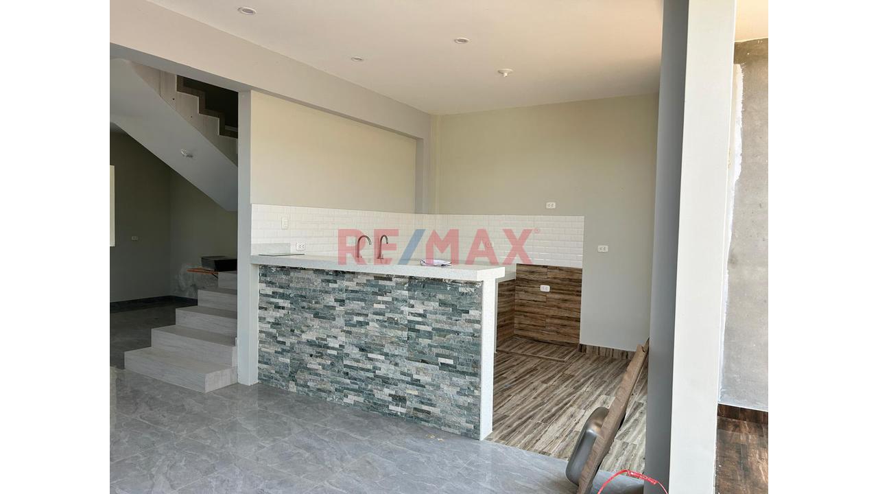 Venta De Casa En Esquina En Urb.Miraflores Boulevard Park Plaza — foto 6