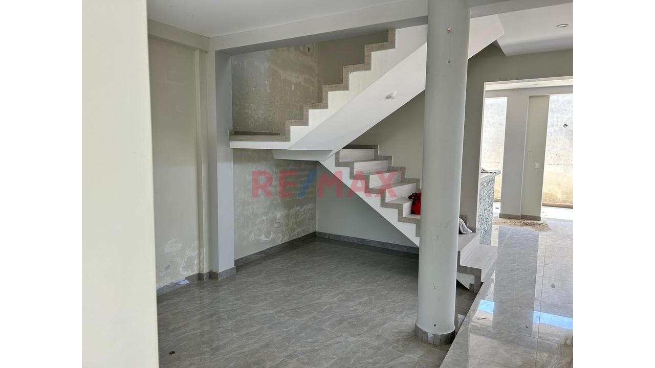 Venta De Casa En Esquina En Urb.Miraflores Boulevard Park Plaza — foto 9