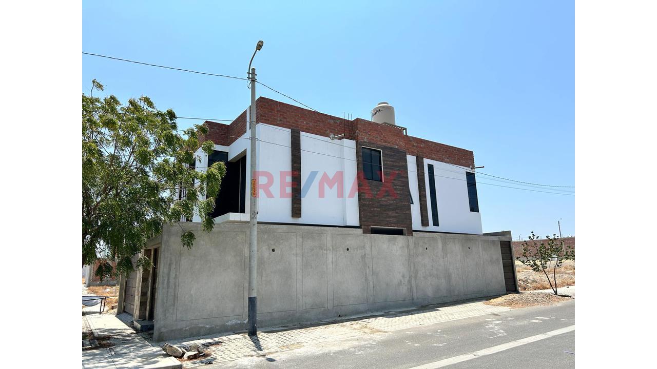Venta De Casa En Esquina En Urb.Miraflores Boulevard Park Plaza — foto 3