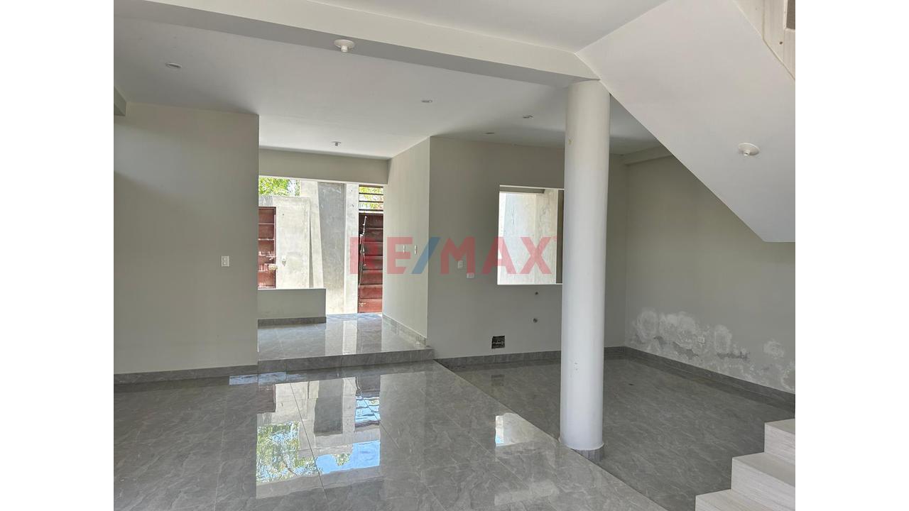 Venta De Casa En Esquina En Urb.Miraflores Boulevard Park Plaza — foto 8