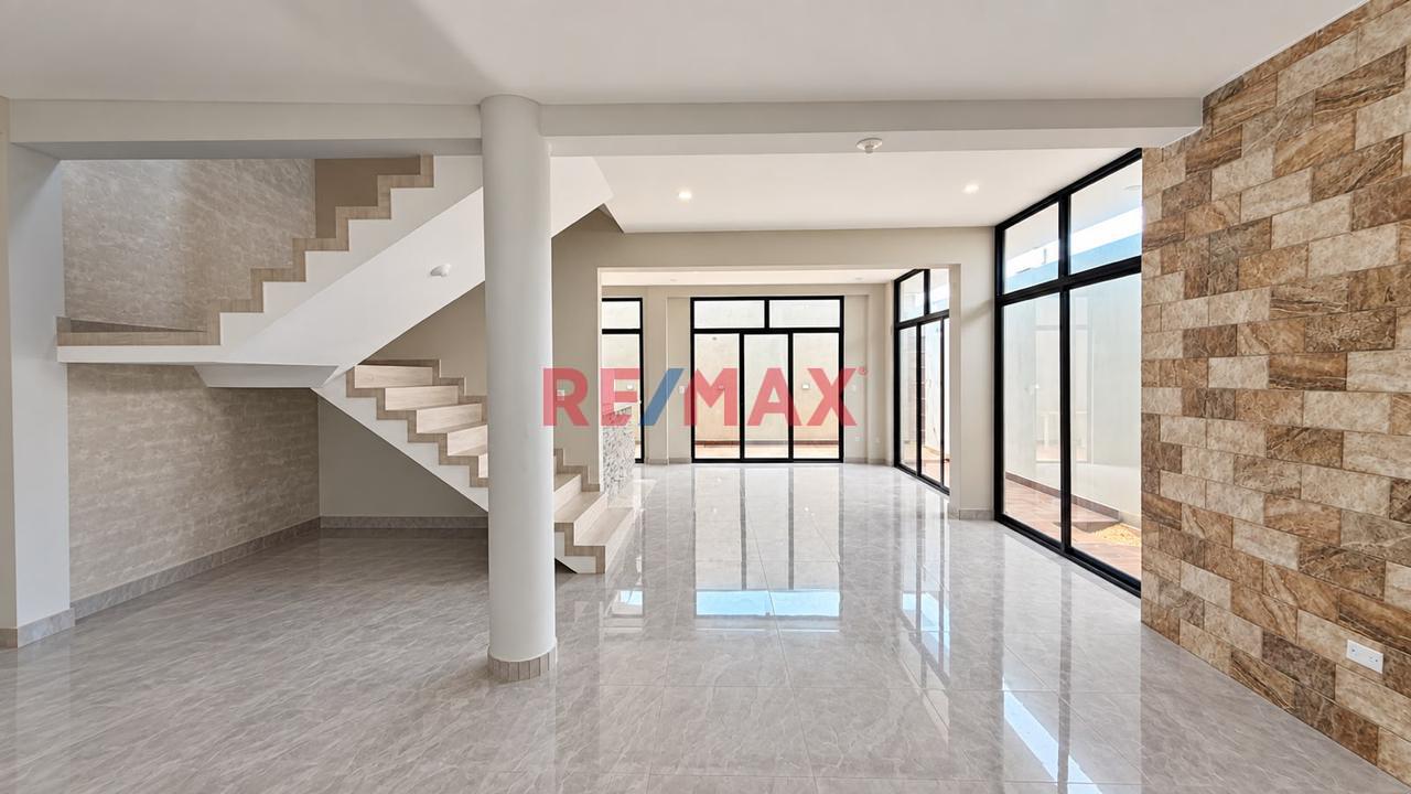 Venta De Casa En Esquina En Urb.Miraflores Boulevard Park Plaza
