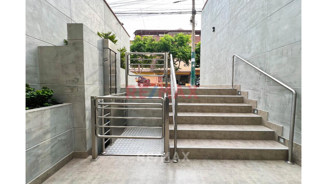 Se Vende Exclusivo Departamento En 2Do Piso Con 2 Cocheras Y Deposito (Como Nuevo) - 18