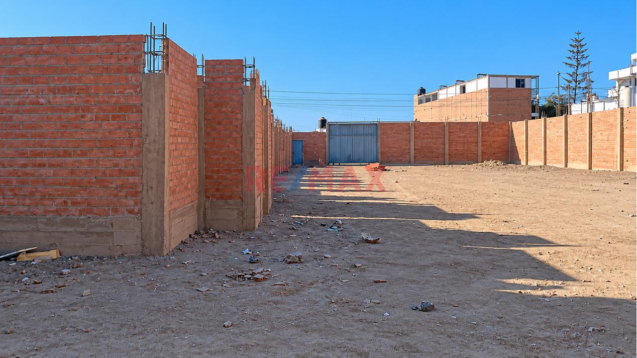 Se Vende Amplio Terreno Urbano De 1,496.90 M², Cercado Y Con Portón De Ingreso - 6