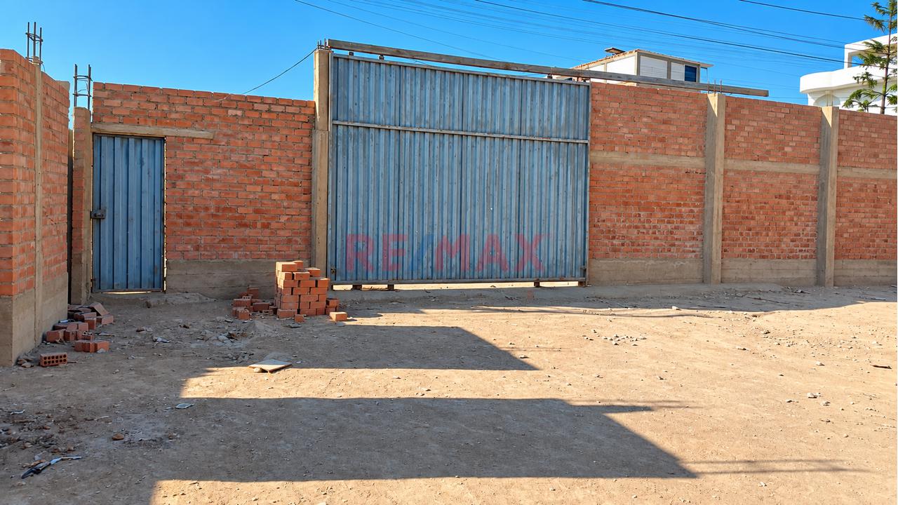 Se Vende Amplio Terreno Urbano De 1,496.90 M², Cercado Y Con Portón De Ingreso - 2
