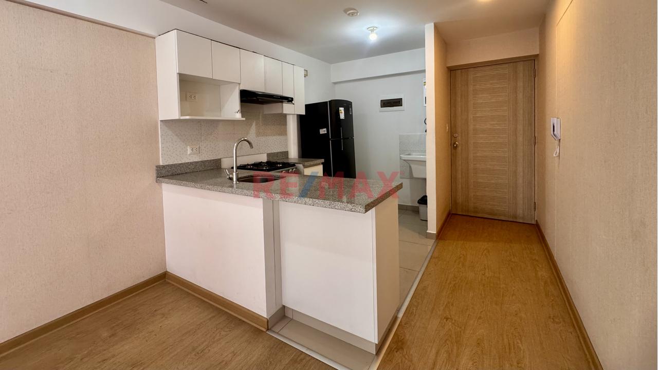 Se Alquila Lindo Flat Vista Externa De 2 Habs Con Balcon En San Miguel — foto 9
