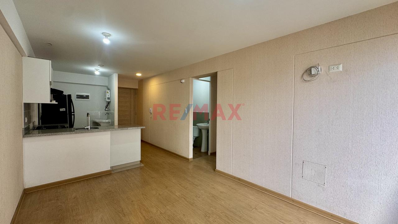 Se Alquila Lindo Flat Vista Externa De 2 Habs Con Balcon En San Miguel — foto 11