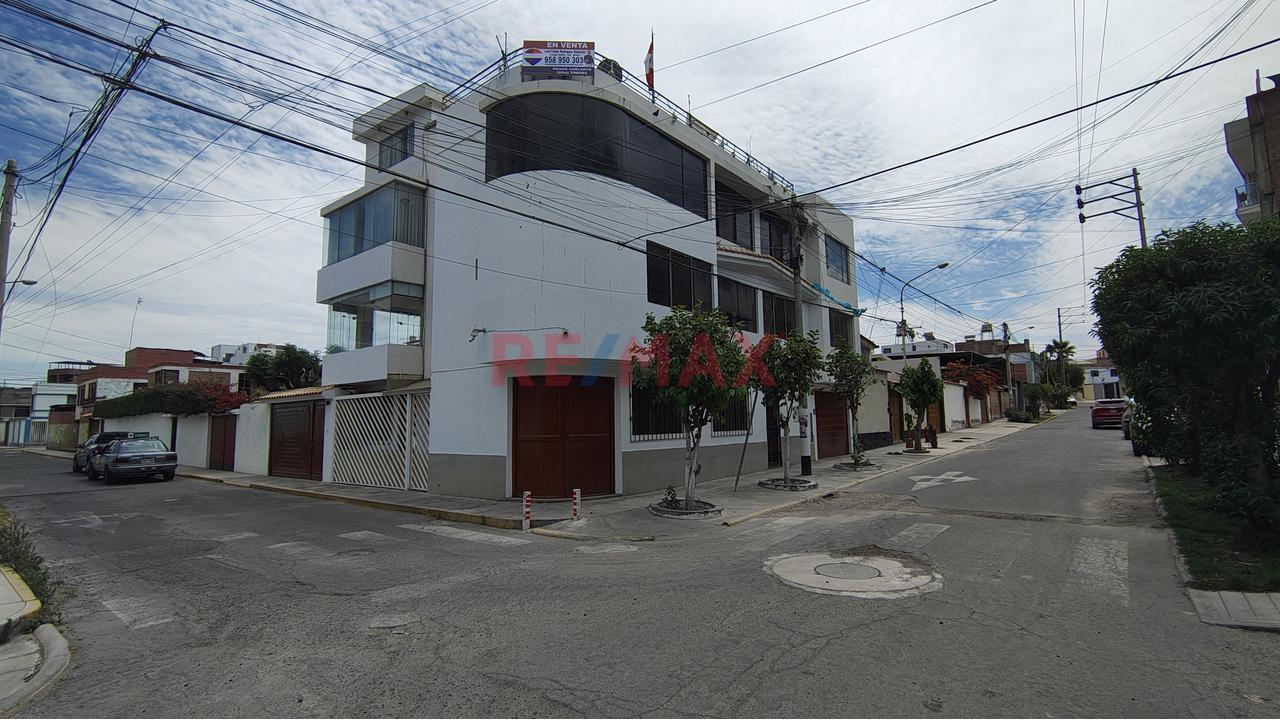 Vendo Amplia Casa Multifamiliar En Esquina En Urb. Lara – Socabaya — foto 1
