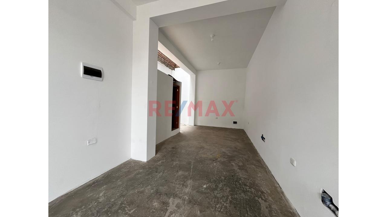 Se Alquila Local Comercial De 110M2 En Esquina En Los Olivos - 2