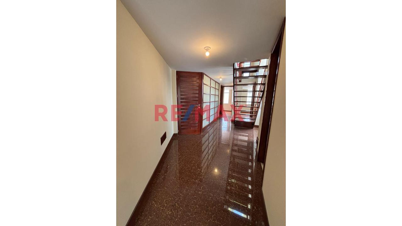 Exclusivo Tríplex En Venta – Amplios Espacios Y Terraza Privada - 1