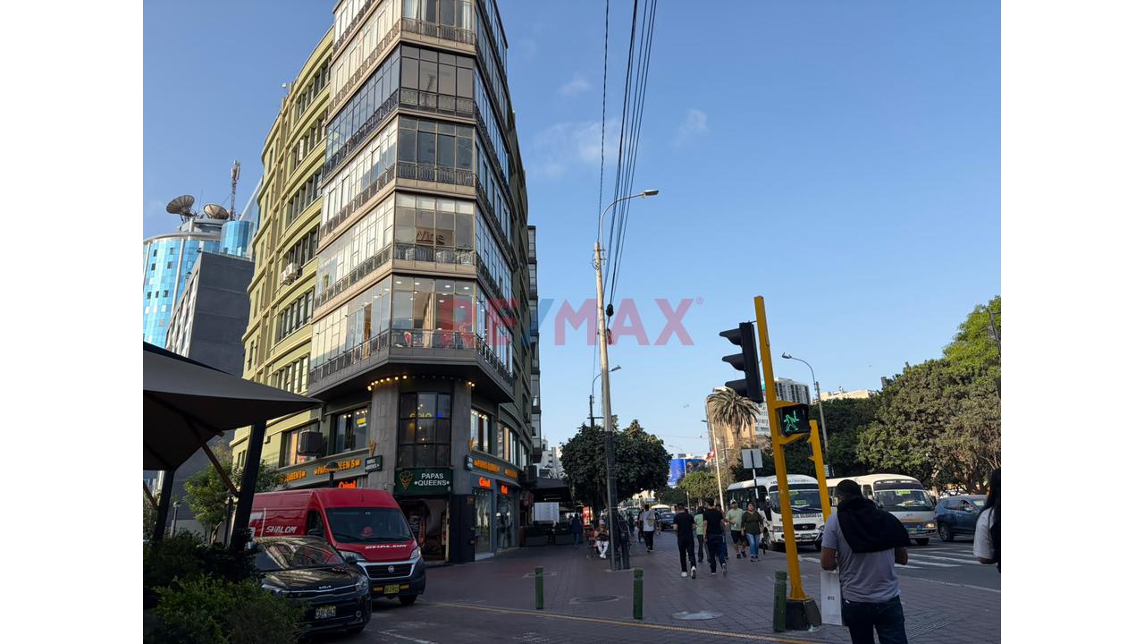 Local Comercial Frente Al Parque Kennedy – Miraflores | Una Ubicación Estratégica Para Tu Marca - 14