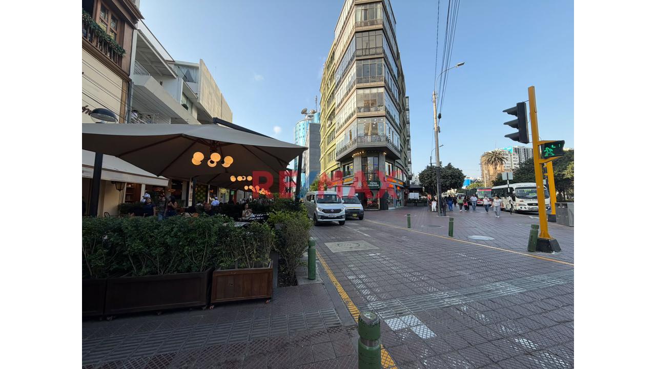 Local Comercial Frente Al Parque Kennedy – Miraflores | Una Ubicación Estratégica Para Tu Marca - 1