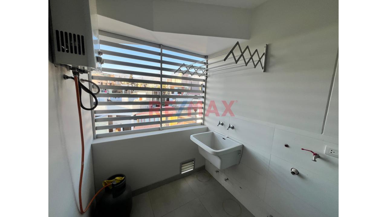 Se Vende Moderno Departamento Con Cochera En Coop. Ingenierios - Cayma — foto 4