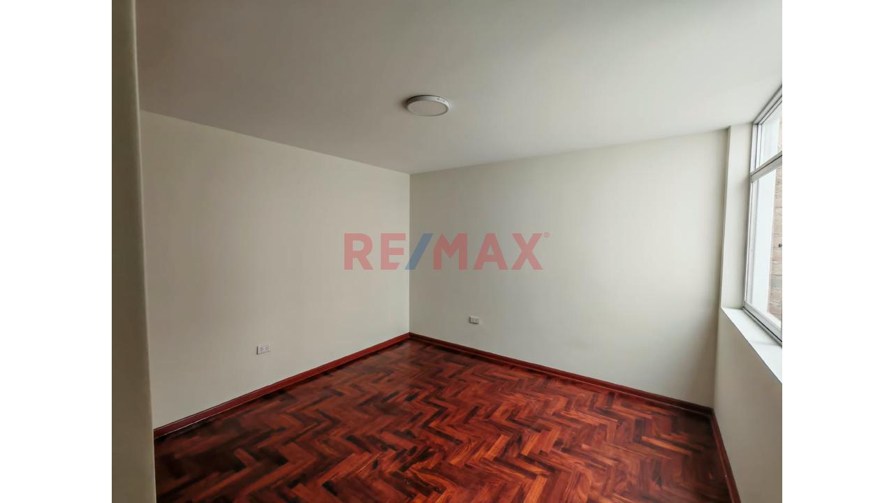 Departamento En Alquiler Matellini Chorrillos Frente A Parque - 18