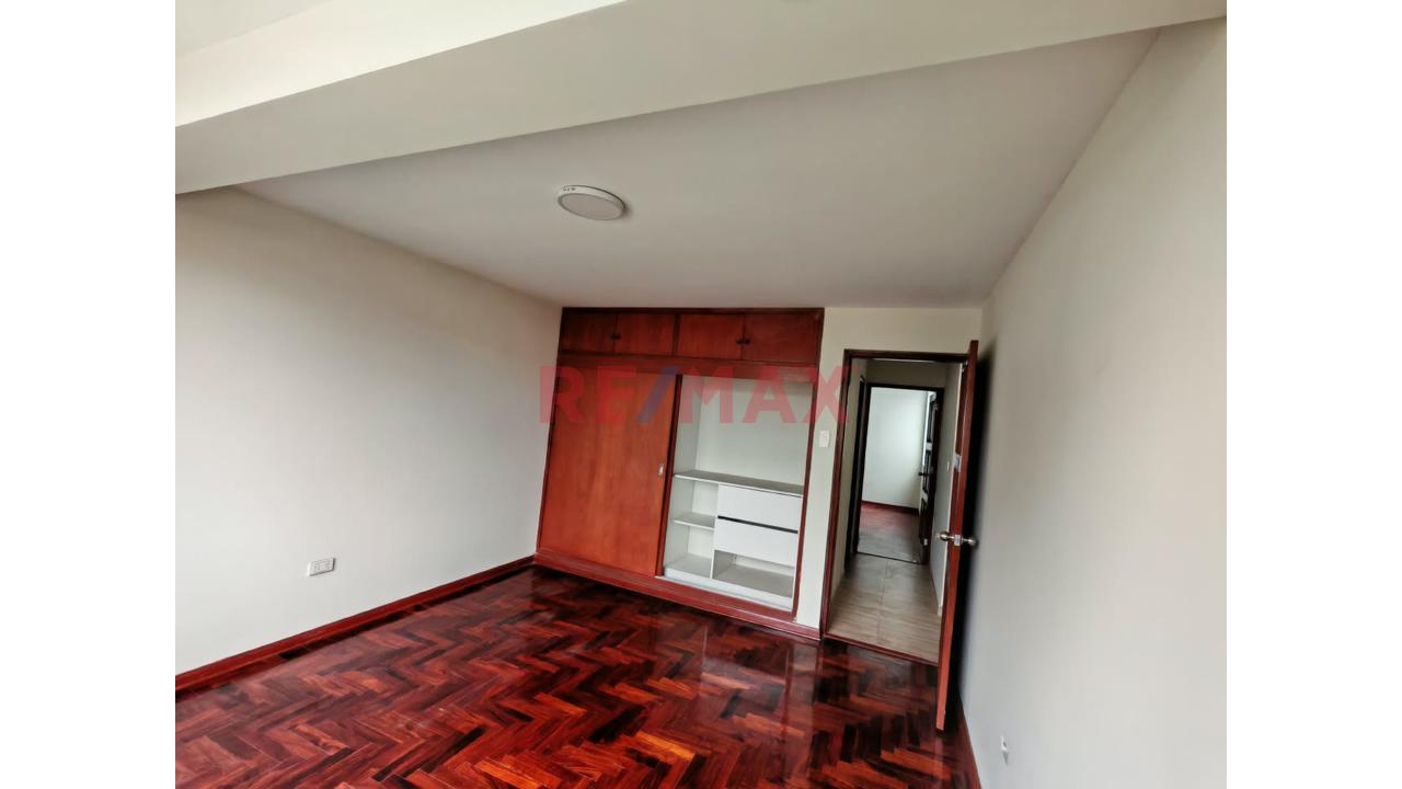 Departamento En Alquiler Matellini Chorrillos Frente A Parque - 12