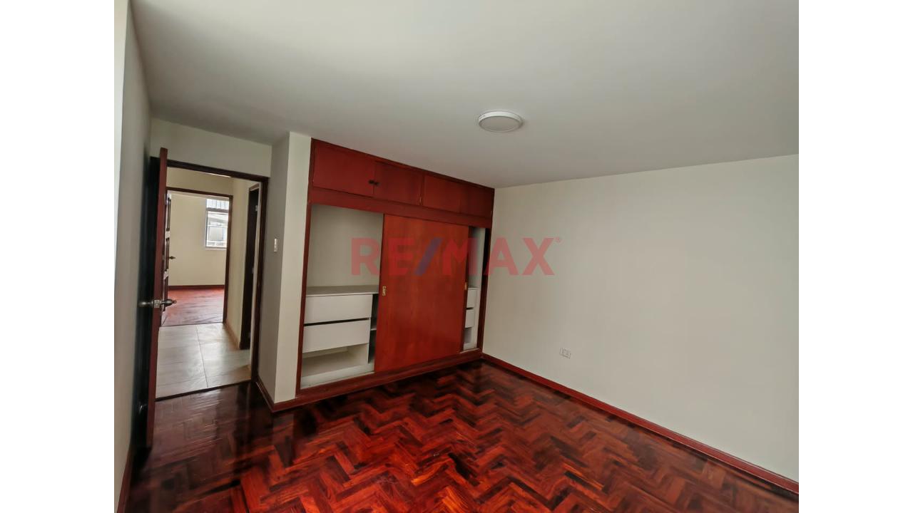 Departamento En Alquiler Matellini Chorrillos Frente A Parque - 17