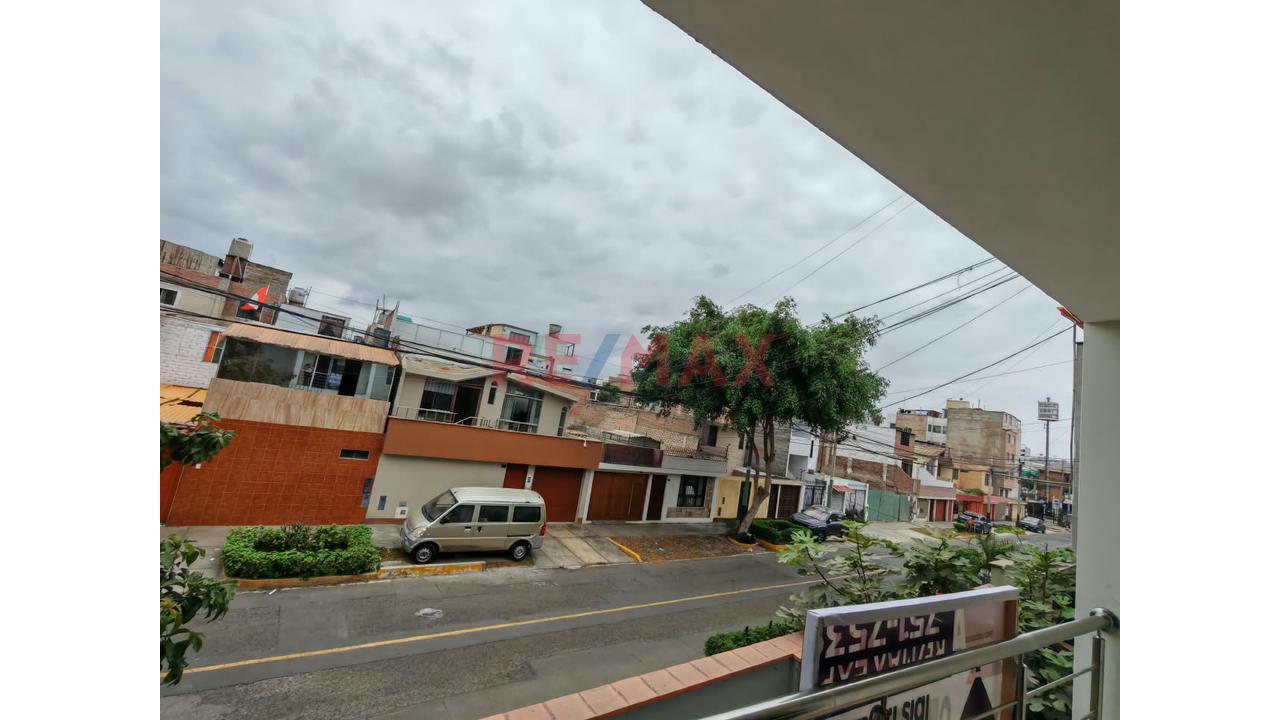 Departamento En Alquiler Matellini Chorrillos Frente A Parque - 4