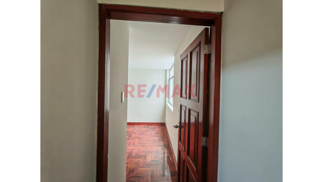 Departamento En Alquiler Matellini Chorrillos Frente A Parque - 16