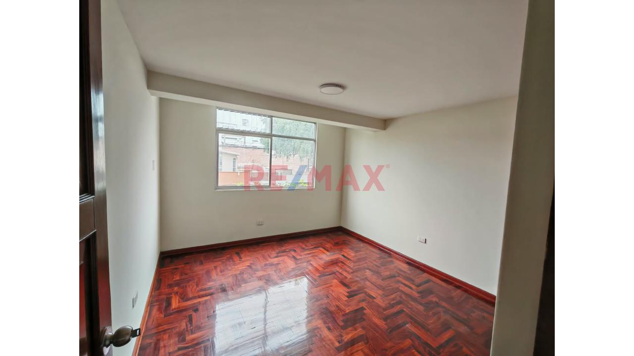 Departamento En Alquiler Matellini Chorrillos Frente A Parque - 11