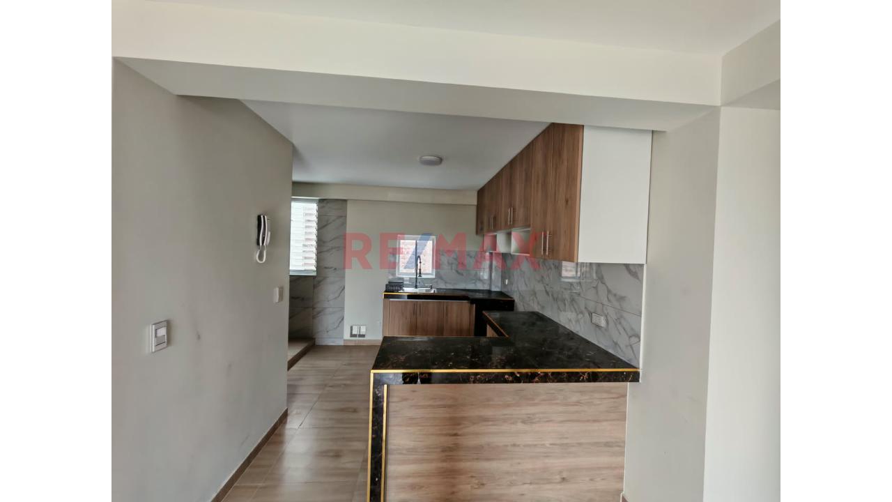 Departamento En Alquiler Matellini Chorrillos Frente A Parque - 14