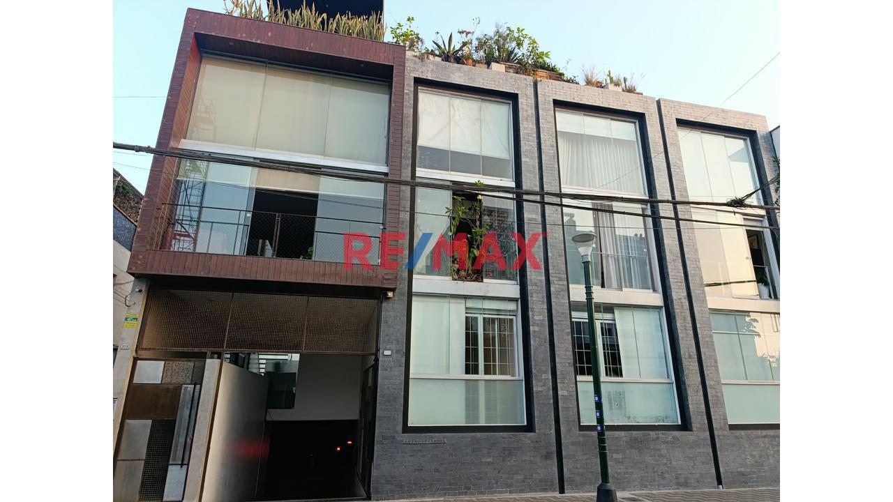 ¡Vive En Barranco! Departamento Triplex De 1 Dormitorio Con Hermosa Terraza Amoblada Y Cochera - 1