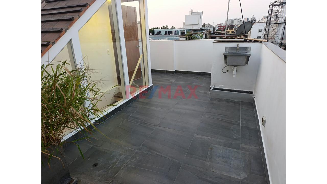 ¡Vive En Barranco! Departamento Triplex De 1 Dormitorio Con Hermosa Terraza Amoblada Y Cochera - 16