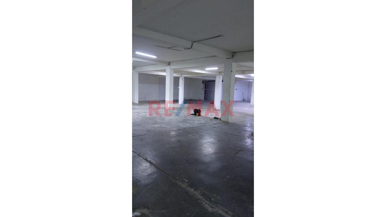 Amplio Local De 500 M2 En La Zona Mas Comerecial De San Luis - 1